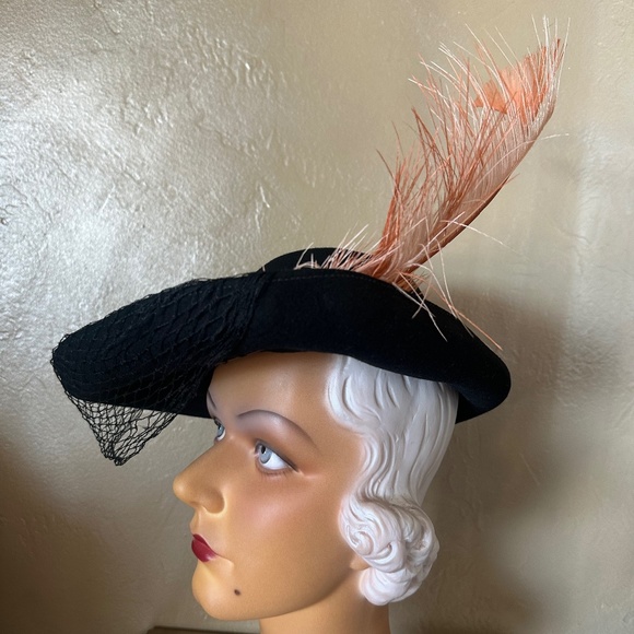CAPTIVATING 1940s\' BLACK FELT FEDORA + UPTURNED BRIM + SALMON COLORED FEATHERS main image 9